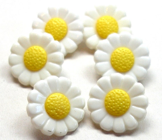 Daisy Buttons 6 vintage plastic flowers in yellow & white.