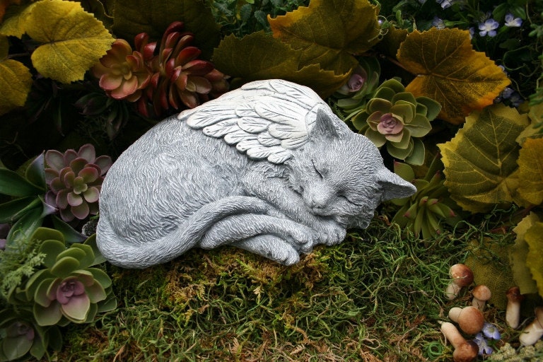maine coon statue