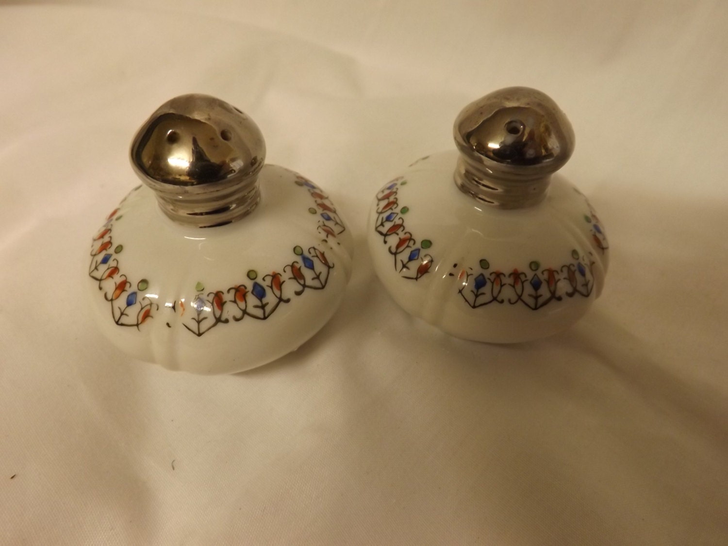 Hand painted occupied Japan salt and pepper shaker set.
