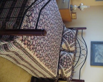 Antoinette Flowers Queen Size Quilt (Pillow Shams included)