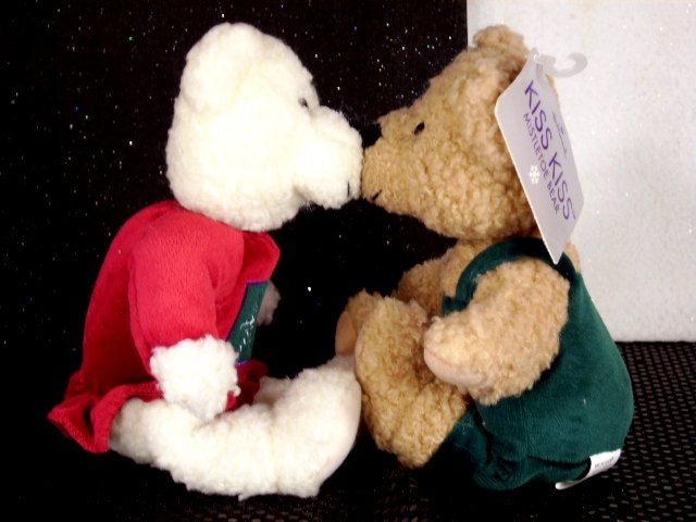 hallmark christmas kissing bears