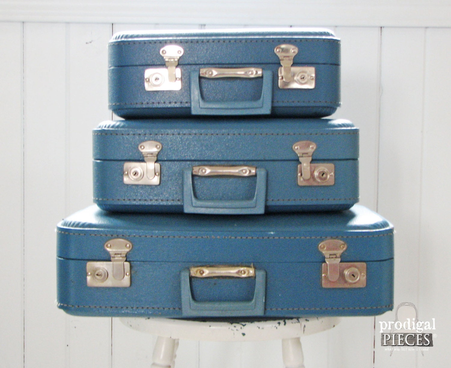 Vintage Ladies Robin’s Egg Blue Suitcase Luggage Set of 3 Perfectly