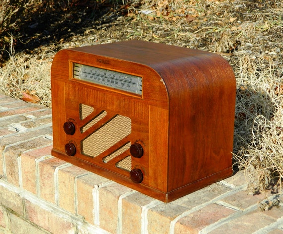 Antique 1940 Philco AM Radio Model 40-130 by RobsAntiqueRadios