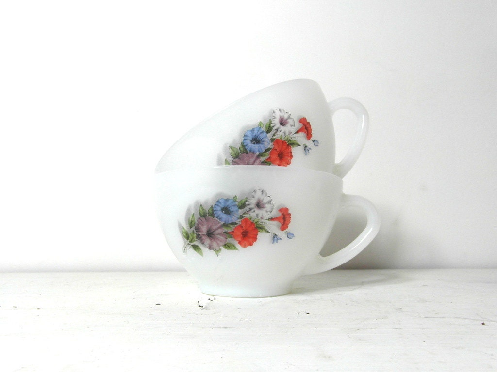 Arcopal latte cups. white milk glass with flower. French vintage ... Arcopal latte cups. white milk glass with flower. French vintage ...