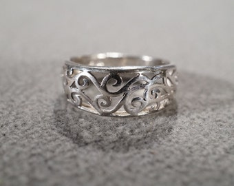 wedding ring silver raised scroll