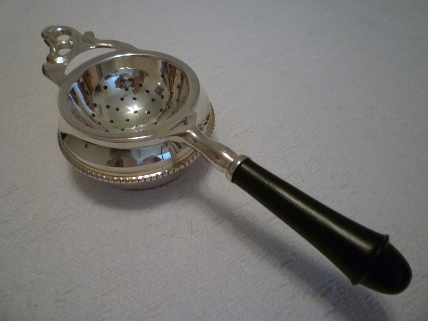 TEA STRAINER Traditional English Style.Tableware. Elegant.