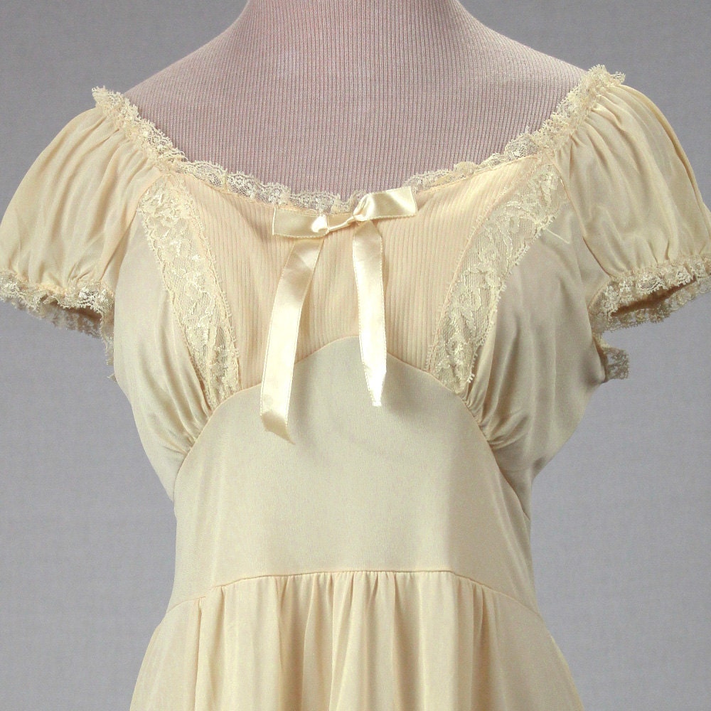 Vintage nightgown ML Yellow nightgown short by MadCrushVintage