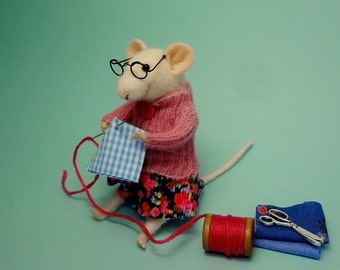 Needle felted mouse , Mouse seamstress , Mouse with needle and thread , Mouse spool , Miniature animal , Eco-Friendly , Needle felted animal