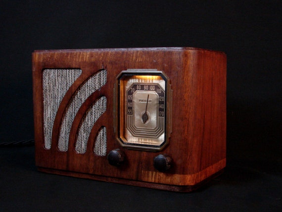 Upcycled 1940s Radio with LEDs and Bluetooth