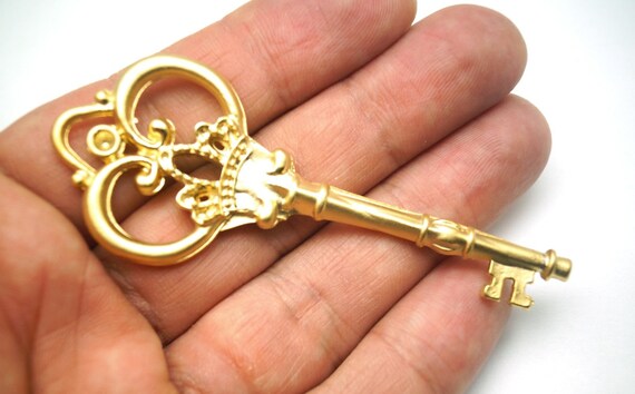 1pc Matte Gold Plated King Crown Key Charm