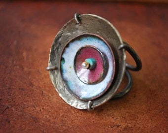 Enamel ring Bague en argent massif, laiton et émaux sur cuivre blanc, violet, perle turquoise