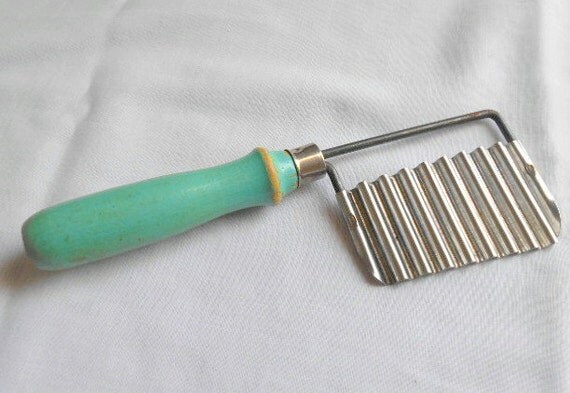 Vintage retro Kitchen gadget Pie press by houuseofwren on Etsy