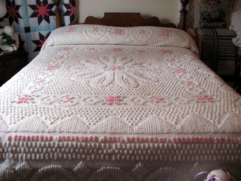 Off White Floral Chenille Bedspread FullQueen Size / Chenille
