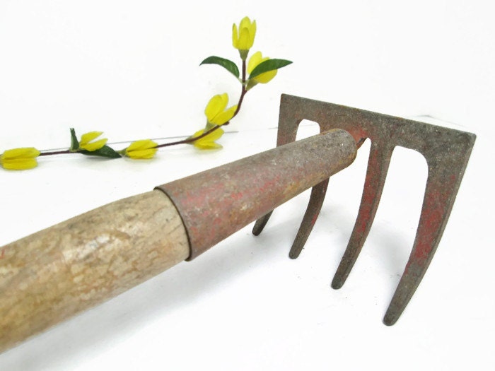 Garden Claw Vintage Dirt Rake Gardening Tool