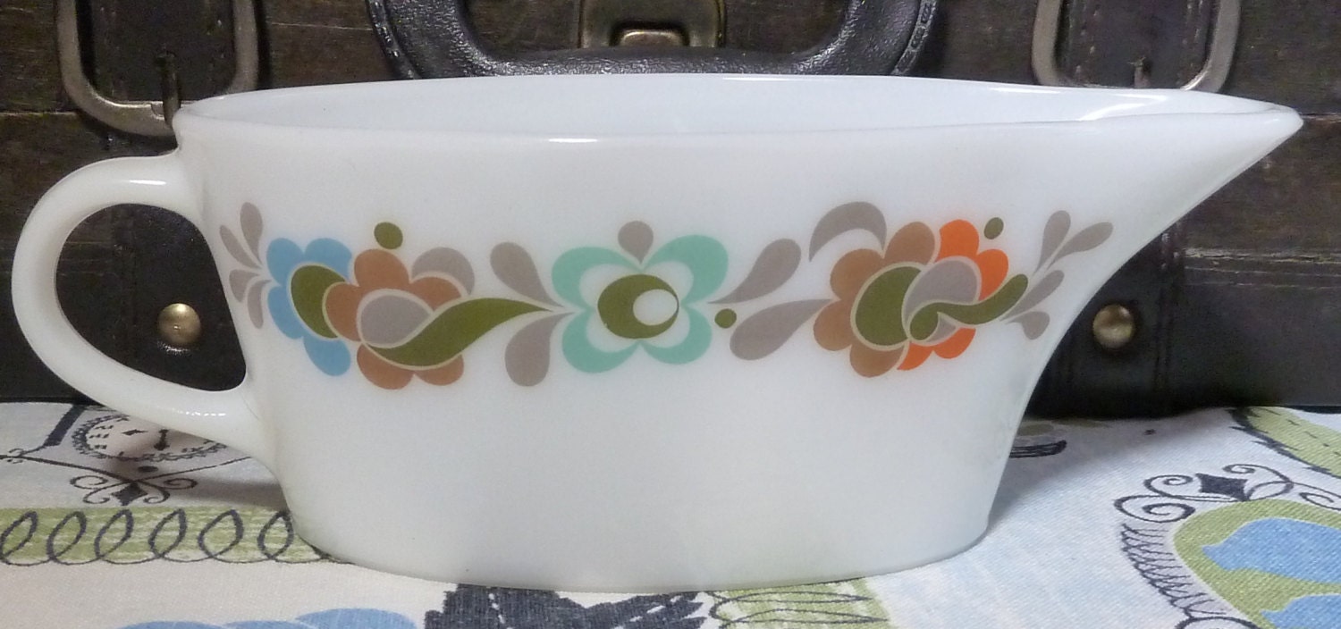 Retro Pyrex Gravy Boat in Iconic Carnaby Pattern 1960’s Vintage Haute