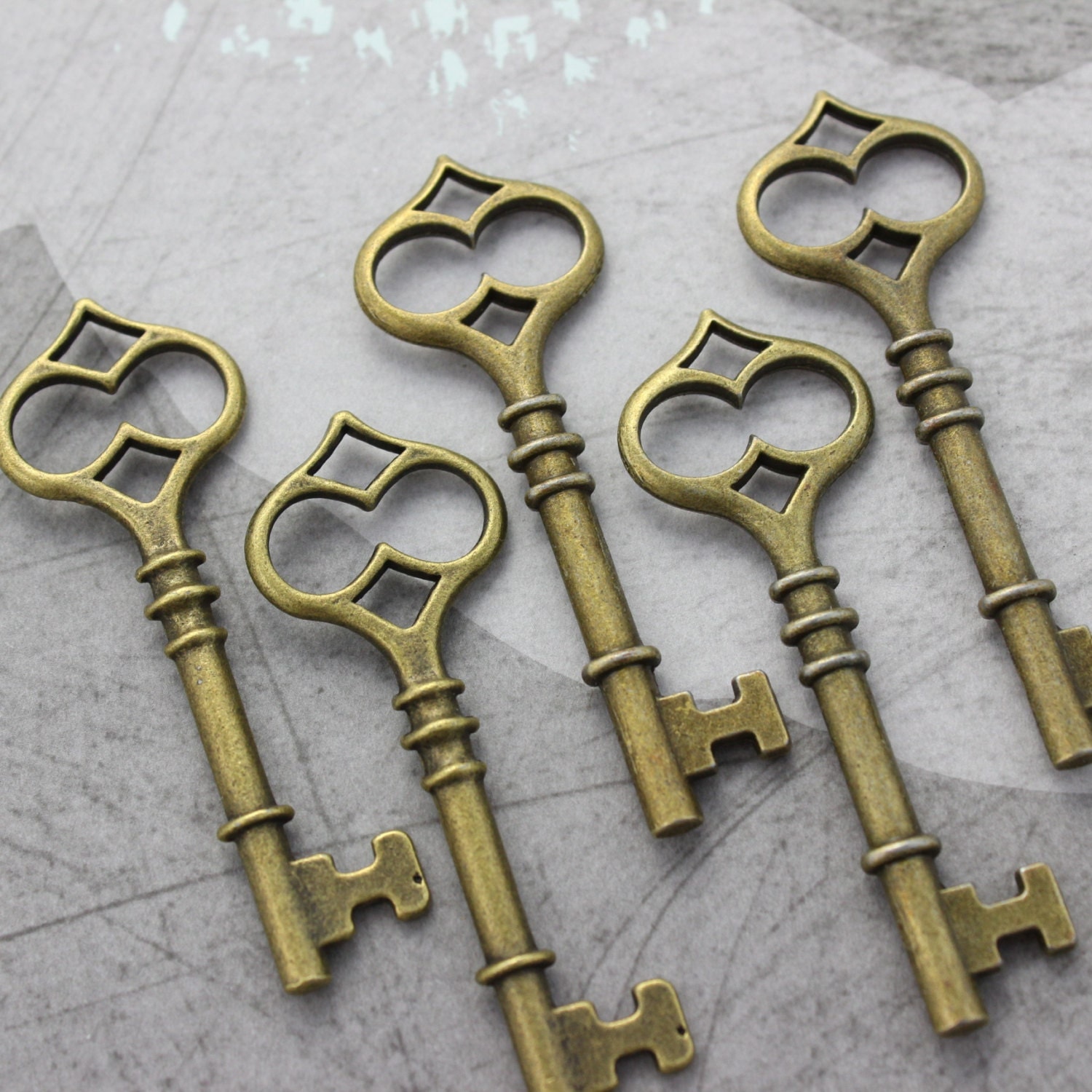 100 Skeleton Keys Double sided Antique Brass by PineappleSupply