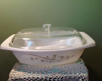 Pyrex 2 1/2 quart Casserole Dish with Lid