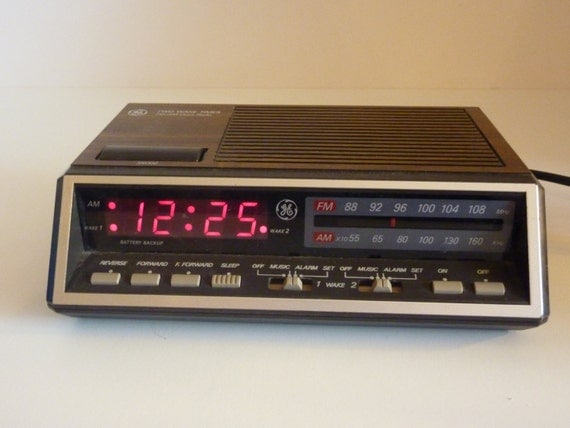 Vintage GE AM/FM Clock Radio With Snooze and Double Alarm