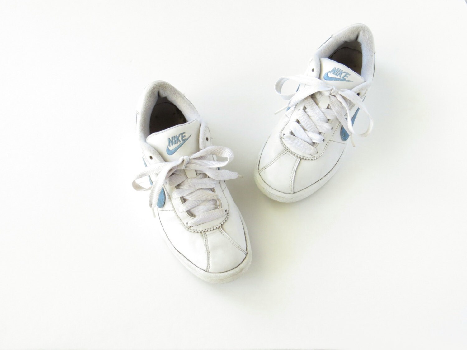 nike white shoes blue swoosh