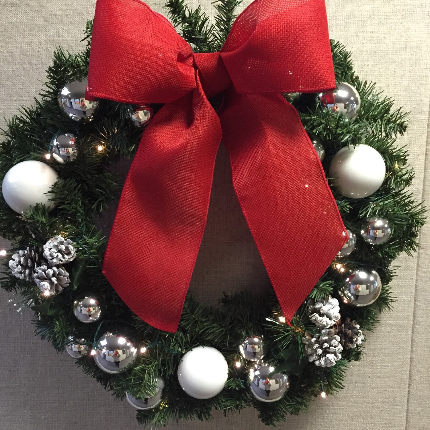 Classic 24" diam Holiday Wreath with battery-operated lights 