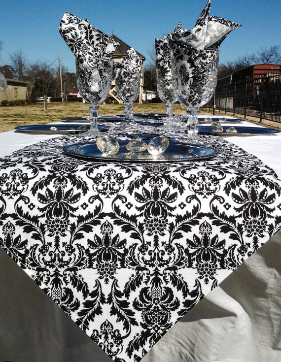 Black and White Damask Print Table Runner with Six Napkins