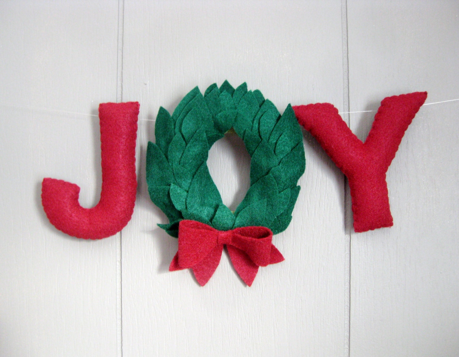 Joy Banner / Felt Christmas Bunting Garland / Mantel Decoration / Holiday Banner / Red and Green Wreath with Bow Christmas Gift Joy Wreath