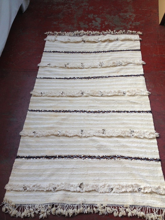 Pretty Vintage Moroccan Handira Blanket by Artofvintagesouk