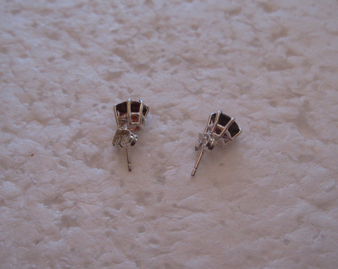 Garnet Heart Studs, 7mm Heart, Natural, Set in Sterling Silver E758