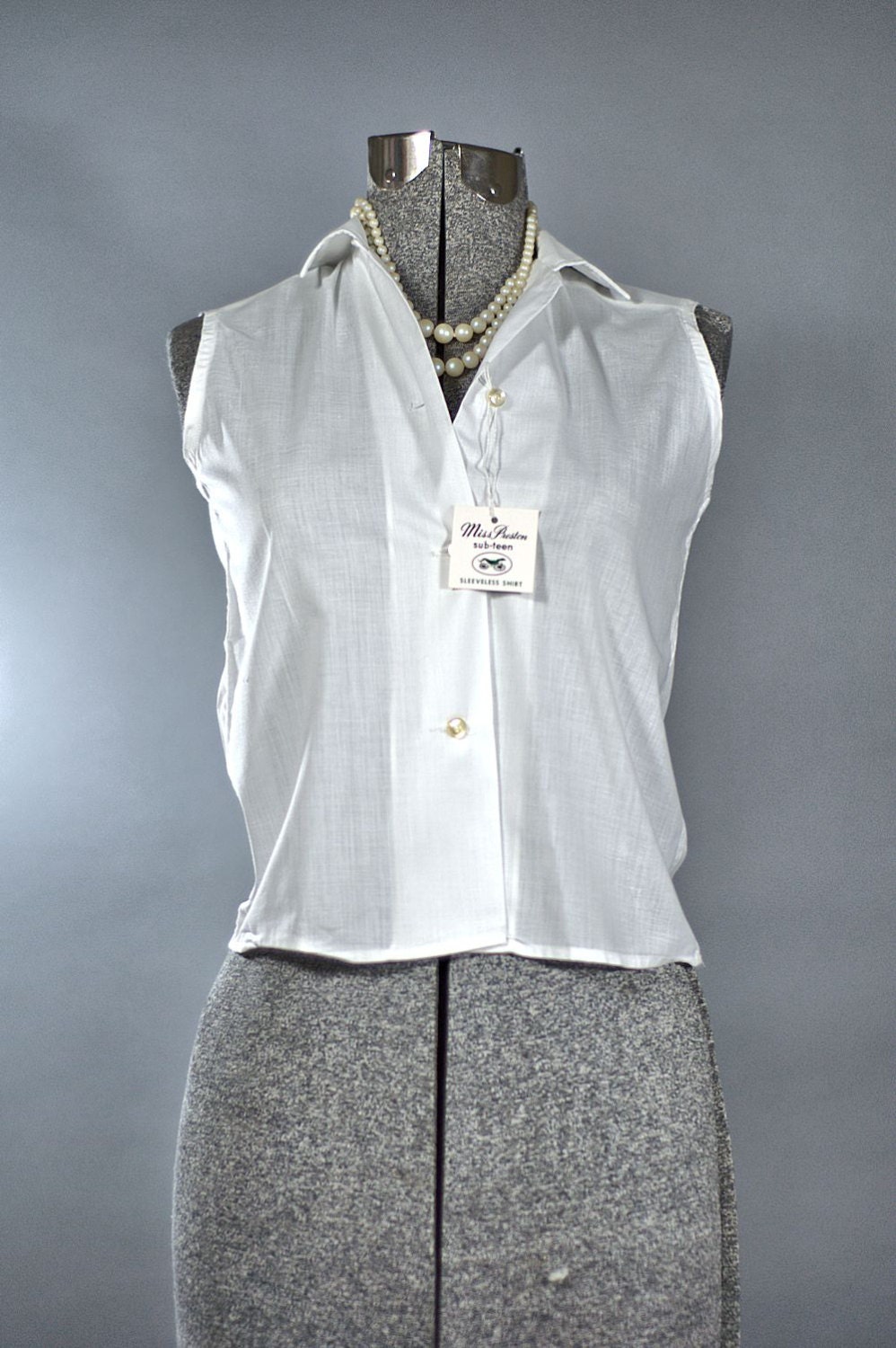 1960 White Cotton Blouse. Vintage Tailored Sleeveless Blouse