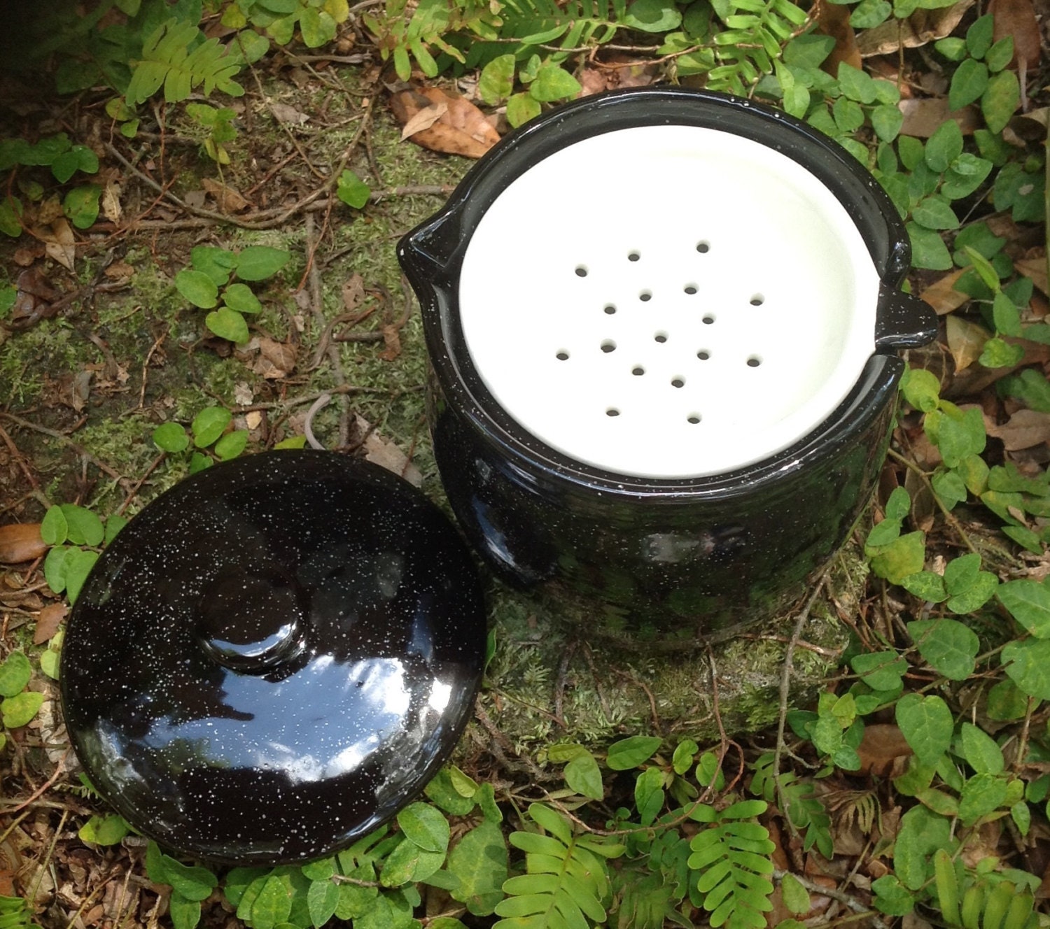 Grease jar lidded pot strainer black white flecks