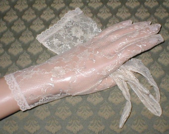 Vintage Ivory Chantilly Lace wrist-length Gloves