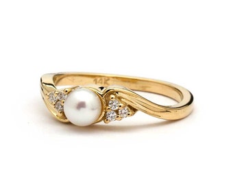 Pearl diamond ring yellow gold