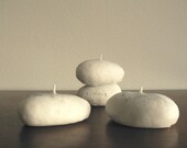 Set of 4 pebbles shaped candles / White and grey little rocks cedar wood scented / Original candles / Home & Garden decor / Unisex gift idea