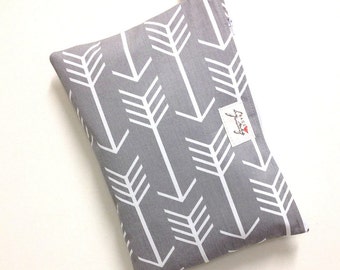 Large size wet bag. Grey and white arrow print.