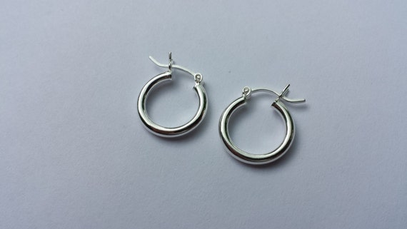 Small Silver Hoop Earrings With Latch Closure 925 Sterling