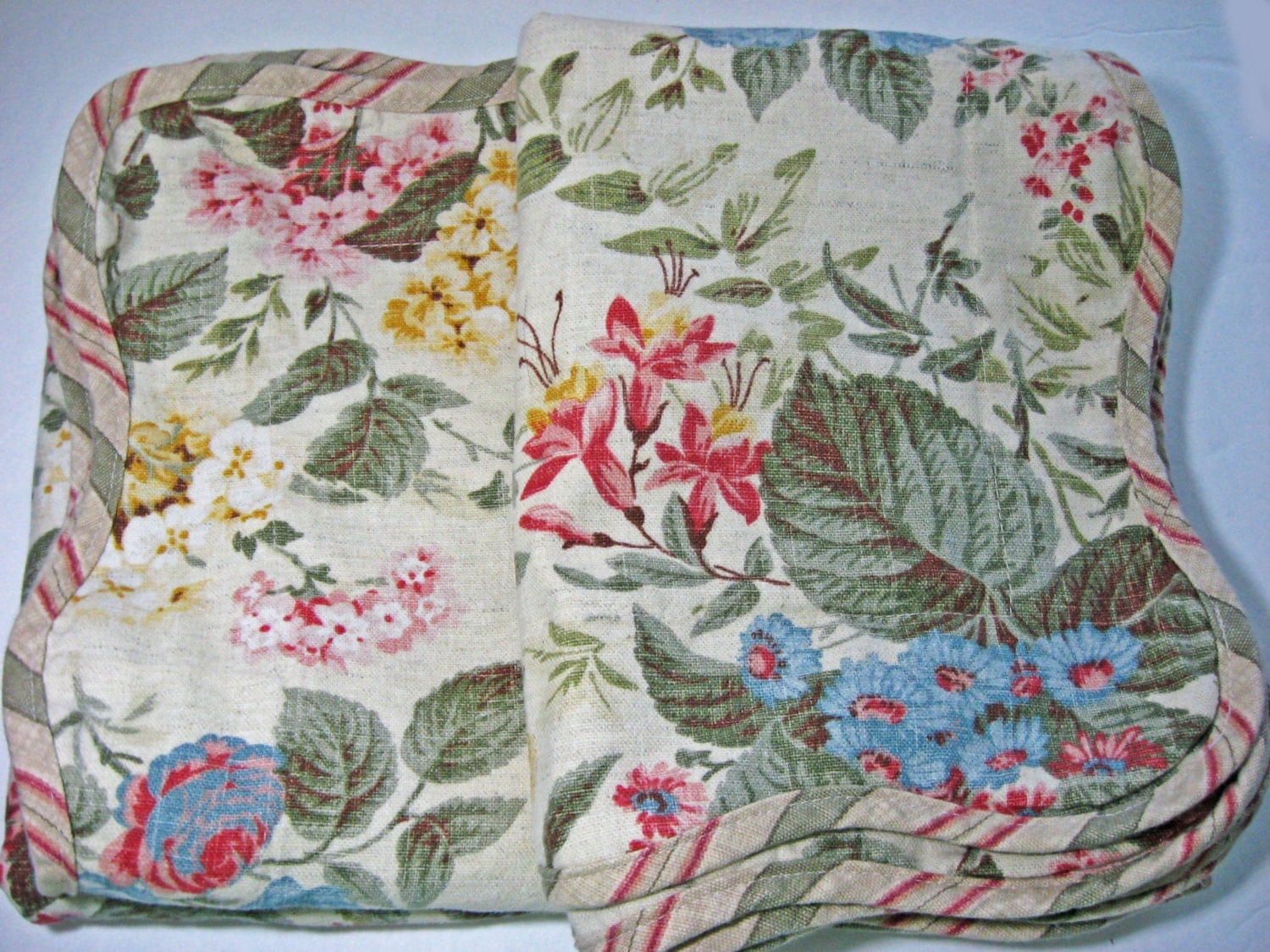 Vintage Waverly Home Pair of Pillow Shams with Scalloped Edge