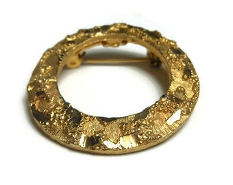 Mamselle circle brooch 1960s brutalist gold plated textured eternity pin