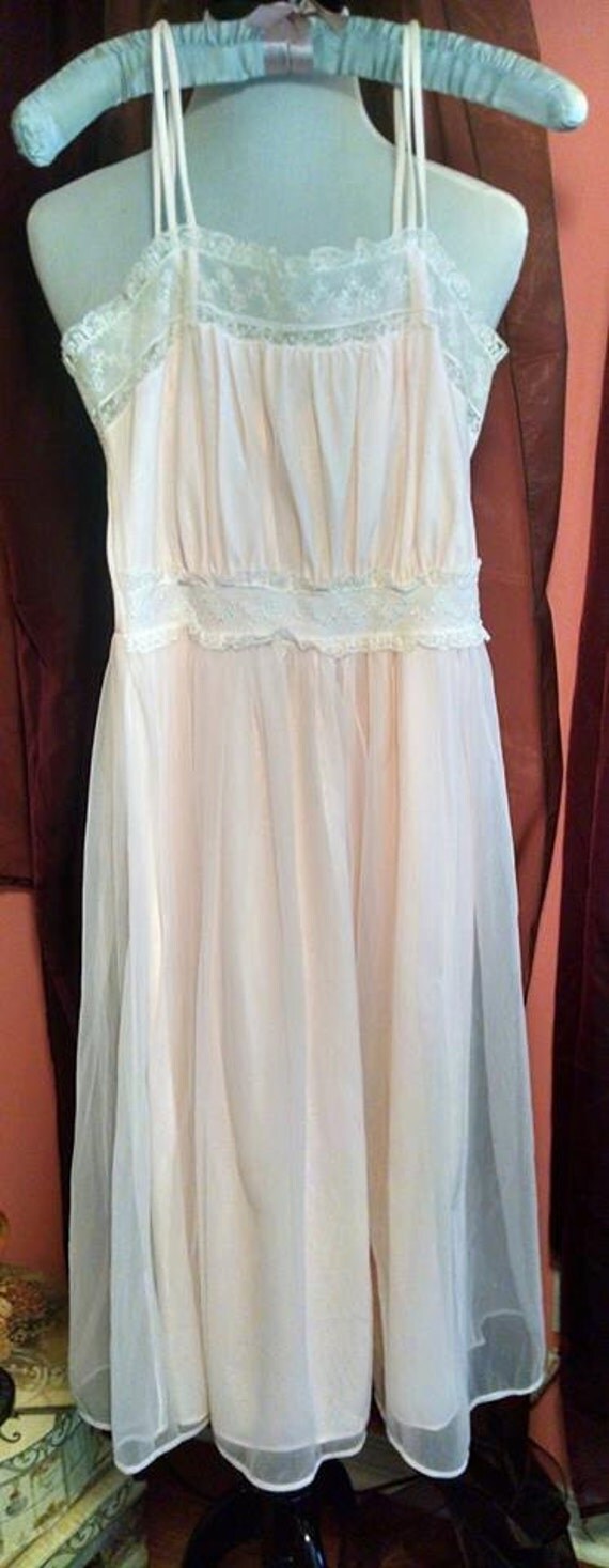 1950s Nightgown//Sleepwear for Women//1950s by TreasuresbytheGulf