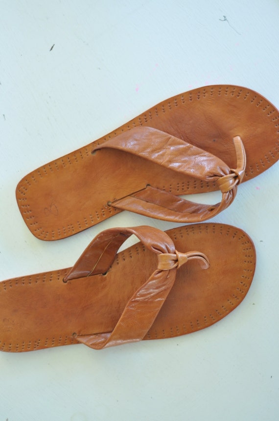 Vintage 70s Flip Flop Leather Sandals // by VintageMindedMaven