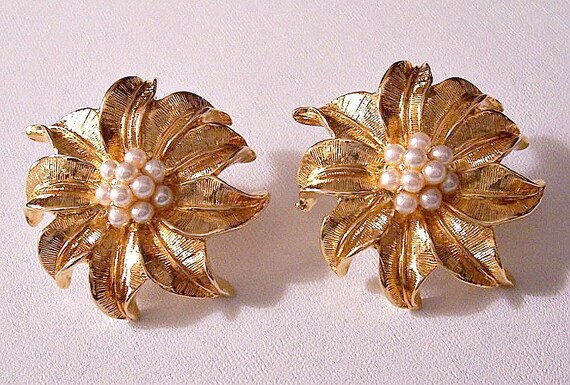 Avon Pearl Flower Pierced Post Earrings Small Seed Bead Gold