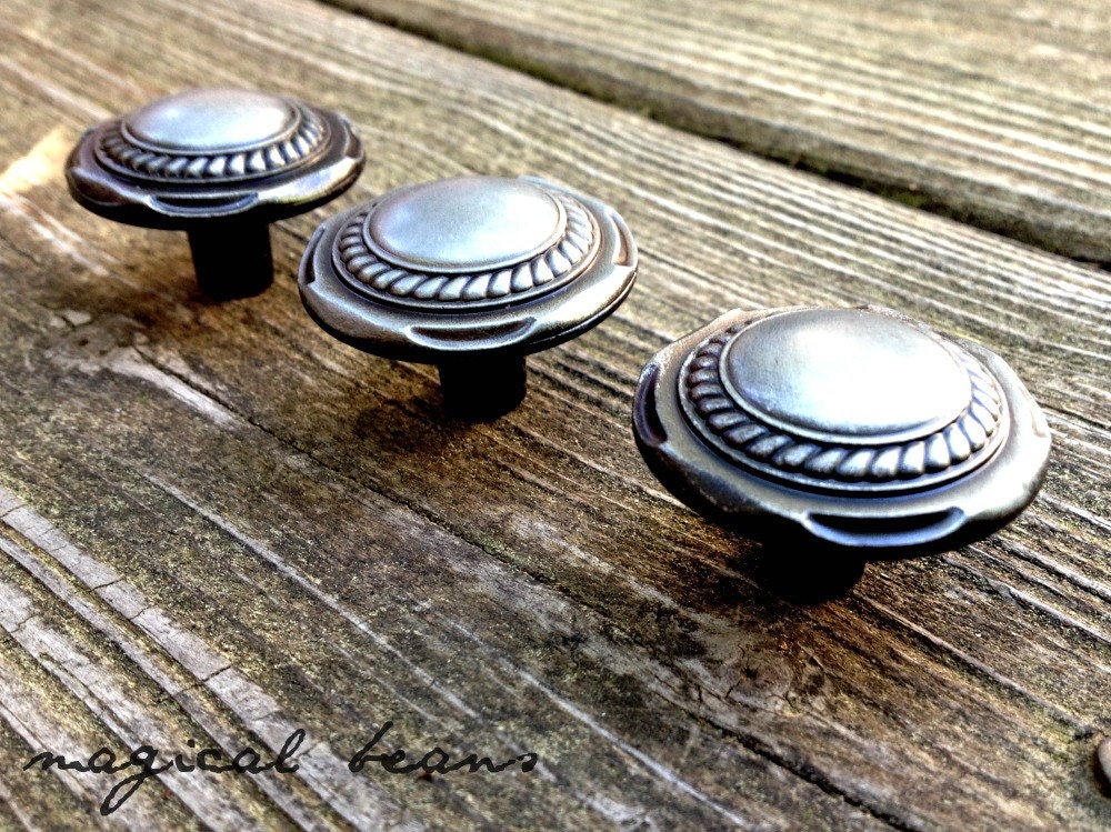 Vintage Antiqued Silver Knob / Cable Edging Design Brushed Nickel