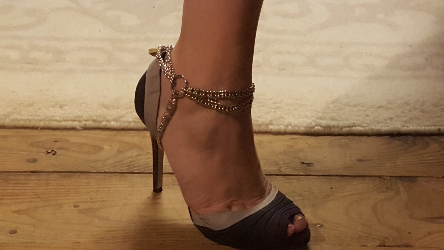 heel lock tie