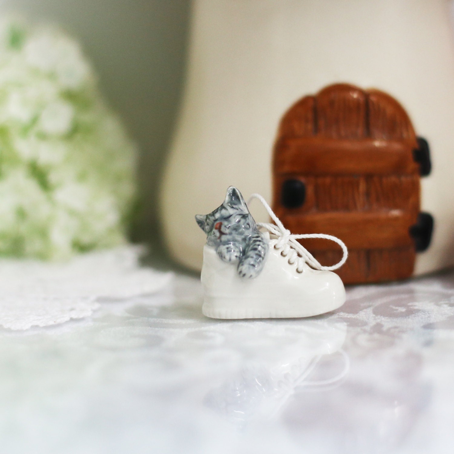Tiny cat 's sleep in a shoe