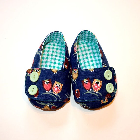 Velcro Baby Booties Winky Owls by littleoddforest on Etsy