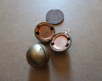 2 18mm Vintage Brass Ball Lockets with Loop Ccart