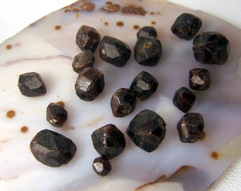 ONE Garnet crystal - Red garnet - faceted crystal - Rhodolite - january birthstone natural - Pakistan -- wire wrap stone - natural stones