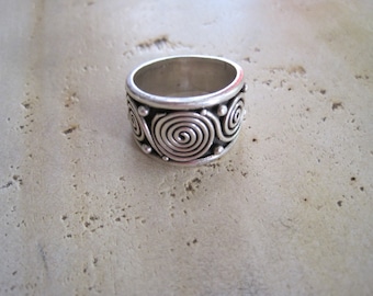 Sterling silver Indonesian circle ring in size 8.5