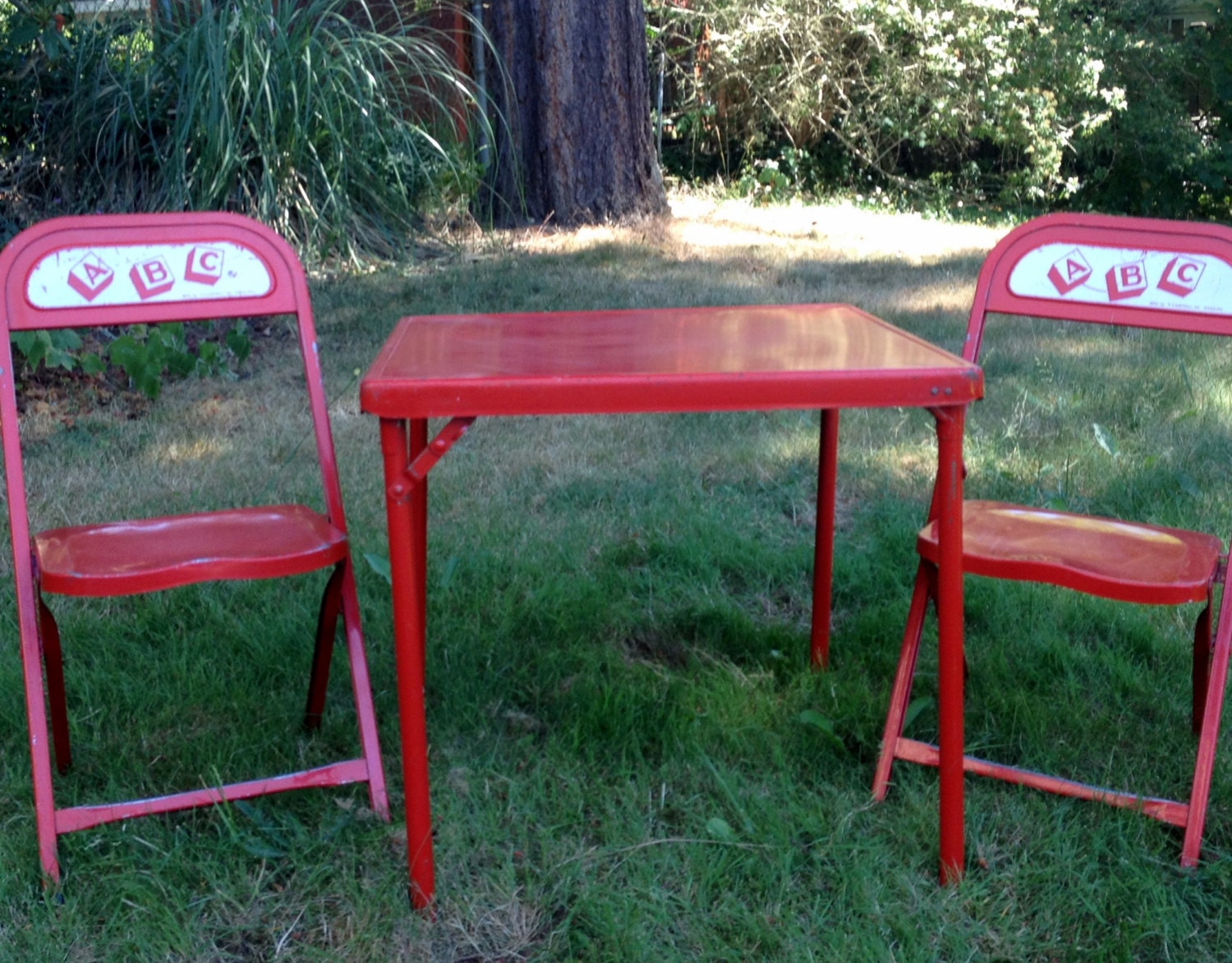 Vintage metal child's outlet table and chairs