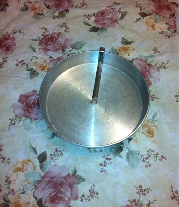 Round Cake Pan With Release Lever Round Cake Pan With Release Lever