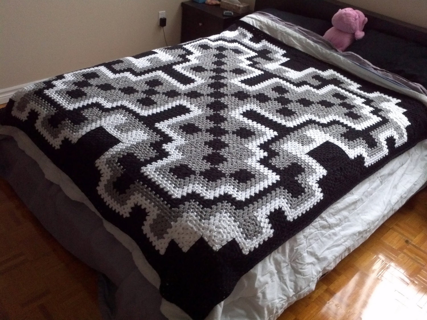 Crochet Blanket Pattern pdf: Frost Queen blanket granny